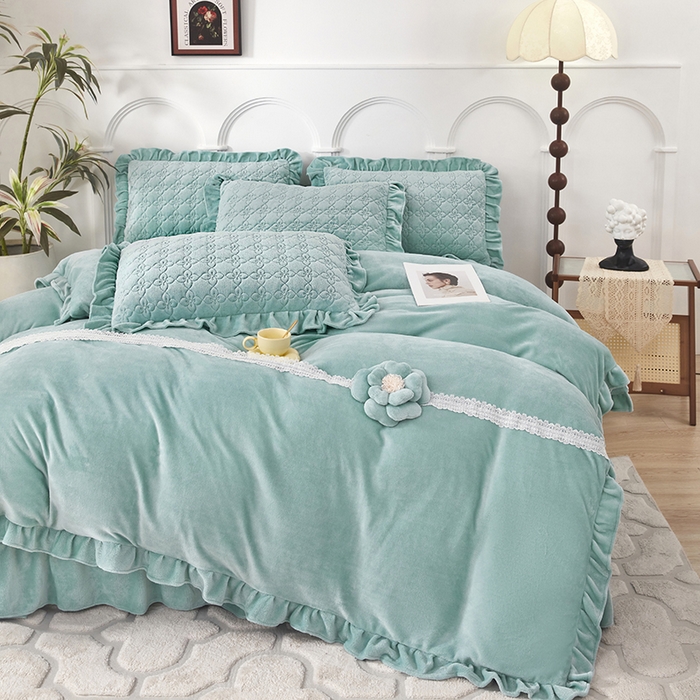 91家纺网 家纺一手货源 找家纺 苏木年华 2025新款牛奶绒床盖荷叶边四件套-花颜 花颜-春湖绿