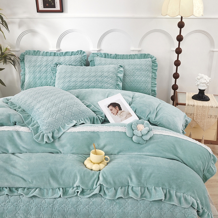 91家纺网 家纺一手货源 找家纺 苏木年华 2025新款牛奶绒床盖荷叶边四件套-花颜 花颜-春湖绿