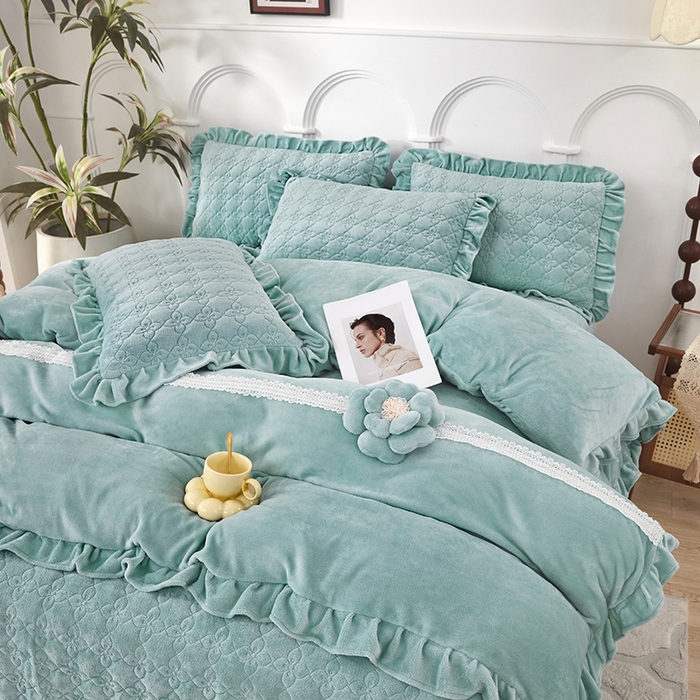 91家纺网 家纺一手货源 找家纺 苏木年华 2025新款牛奶绒床盖荷叶边四件套-花颜 花颜-春湖绿