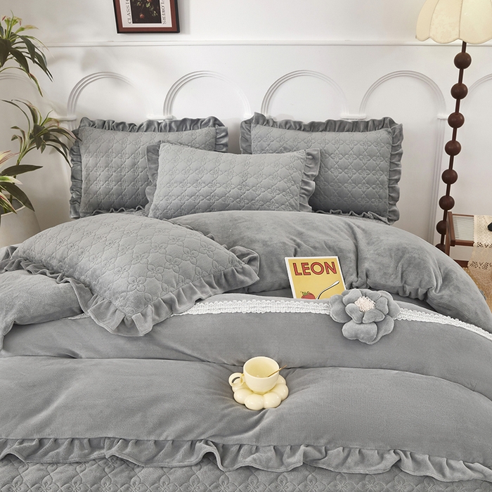 91家纺网 家纺一手货源 找家纺 苏木年华 2025新款牛奶绒床盖荷叶边四件套-花颜 花颜-高级灰
