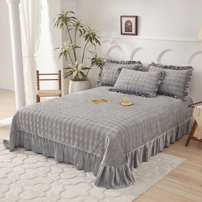 91家纺网 家纺一手货源 找家纺 苏木年华 2025新款牛奶绒床盖荷叶边四件套-花颜 花颜-高级灰