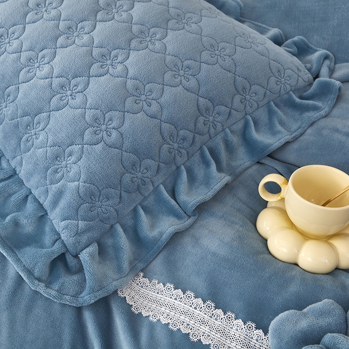 91家纺网 家纺一手货源 找家纺 苏木年华 2025新款牛奶绒床盖荷叶边四件套-花颜 花颜-活力蓝