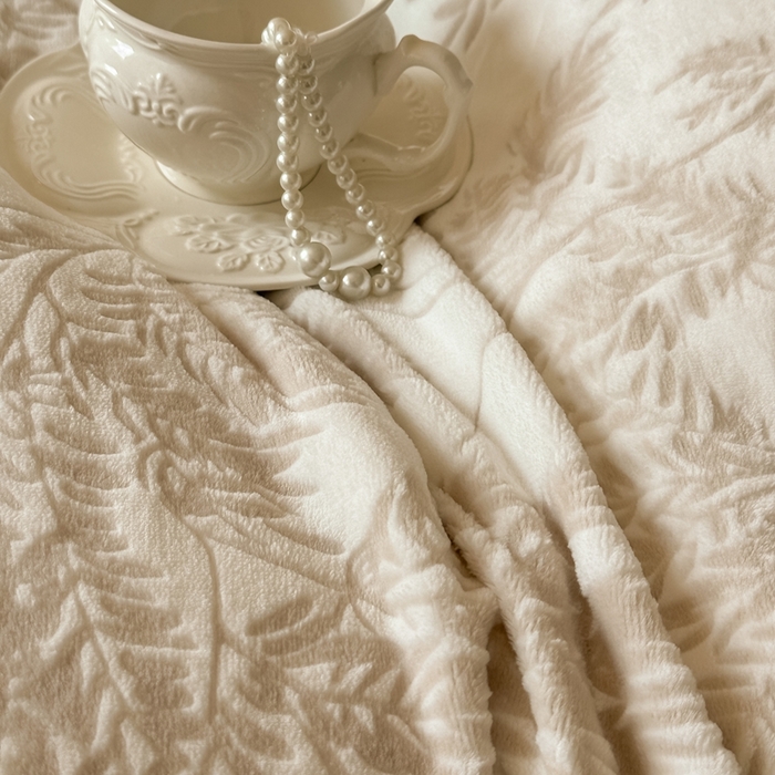 91家纺网 家纺一手货源 找家纺 亿品家纺 2025新款八斤立体雕花牛奶绒四件套 乐枝【米灰】