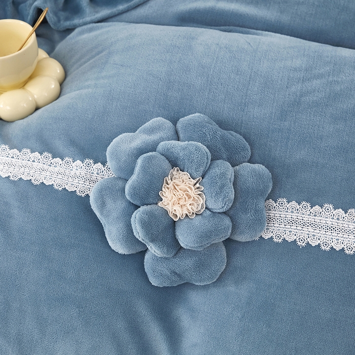 91家纺网 家纺一手货源 找家纺 苏木年华 2025新款牛奶绒床盖荷叶边四件套-花颜 花颜-活力蓝