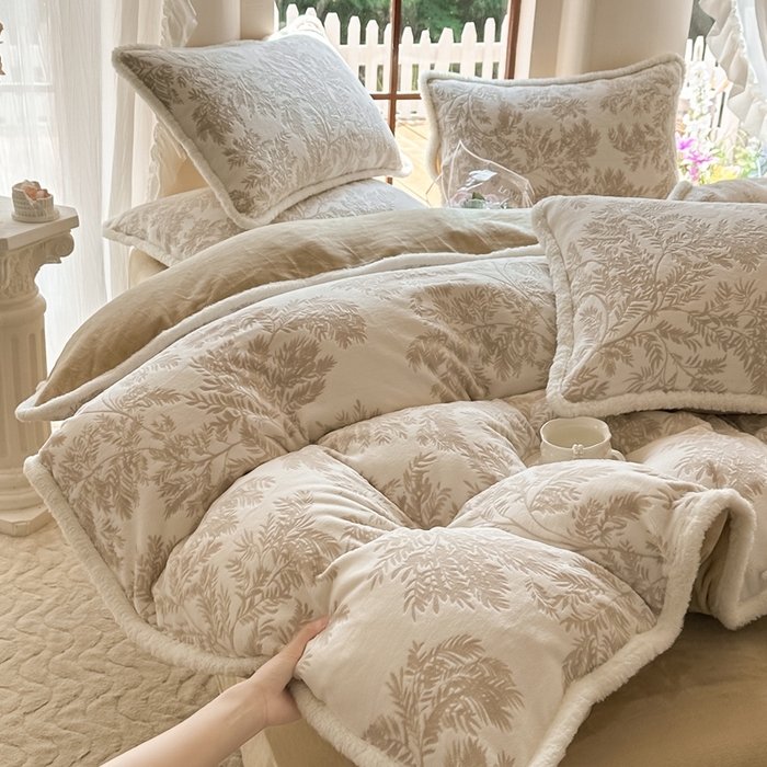 91家纺网 家纺一手货源 找家纺 亿品家纺 2025新款八斤立体雕花牛奶绒四件套 乐枝【米灰】