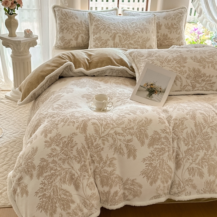 91家纺网 家纺一手货源 找家纺 亿品家纺 2025新款八斤立体雕花牛奶绒四件套 乐枝【米灰】