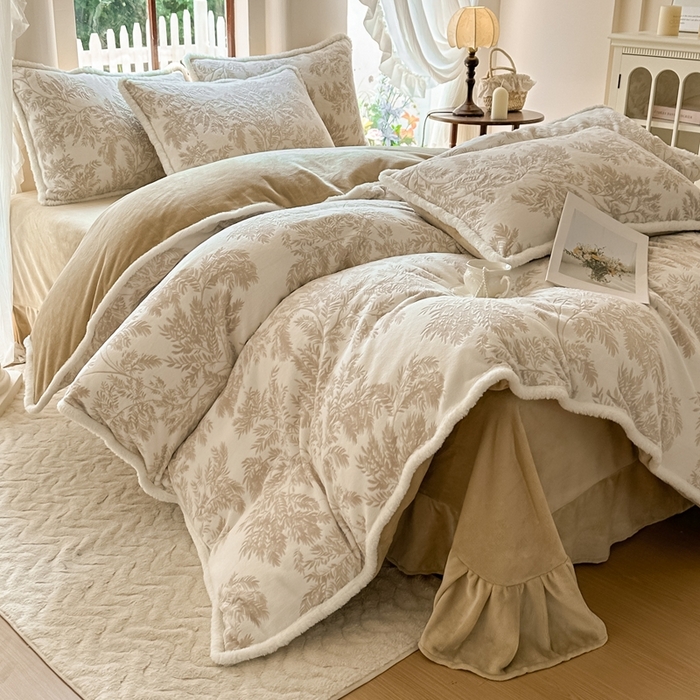 91家纺网 家纺一手货源 找家纺 亿品家纺 2025新款八斤立体雕花牛奶绒四件套 乐枝【米灰】