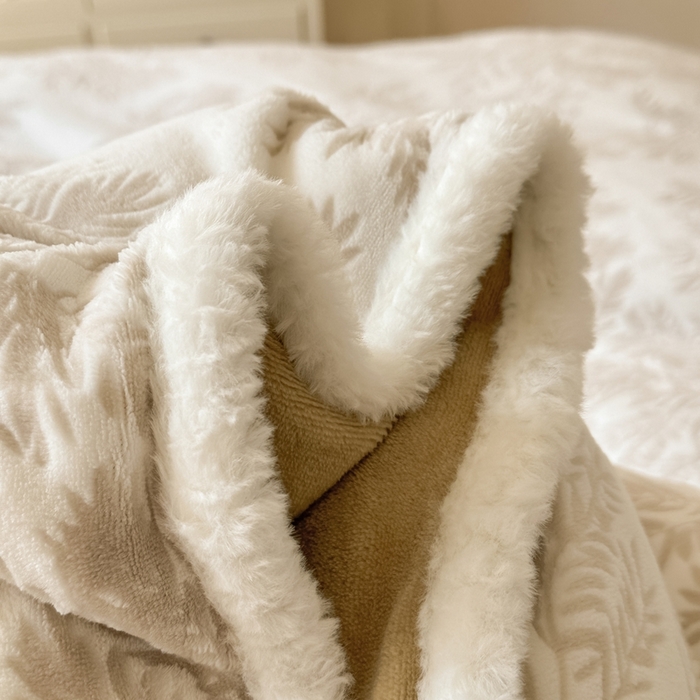 91家纺网 家纺一手货源 找家纺 亿品家纺 2025新款八斤立体雕花牛奶绒四件套 乐枝【米灰】