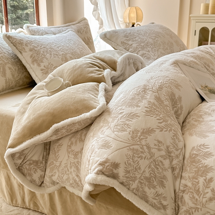 91家纺网 家纺一手货源 找家纺 亿品家纺 2025新款八斤立体雕花牛奶绒四件套 乐枝【米灰】