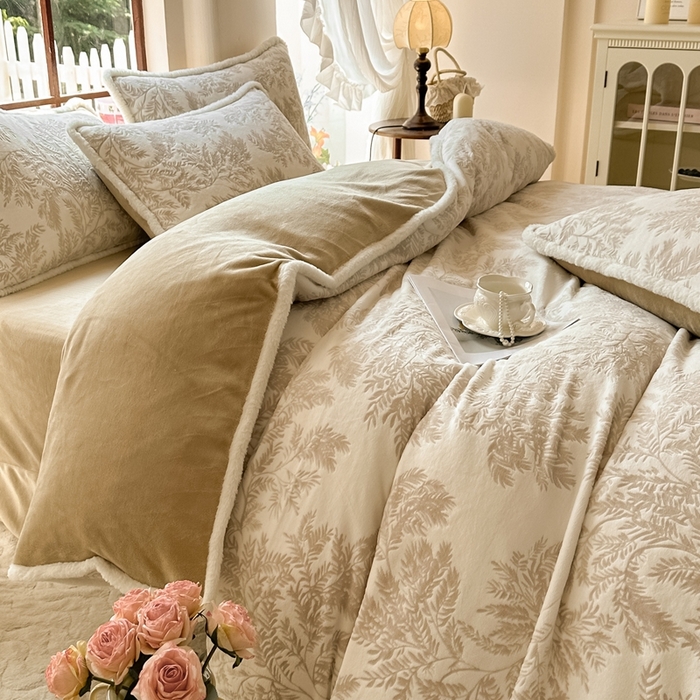 91家纺网 家纺一手货源 找家纺 亿品家纺 2025新款八斤立体雕花牛奶绒四件套 乐枝【米灰】