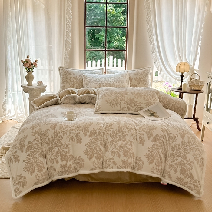 91家纺网 家纺一手货源 找家纺 亿品家纺 2025新款八斤立体雕花牛奶绒四件套 乐枝【米灰】