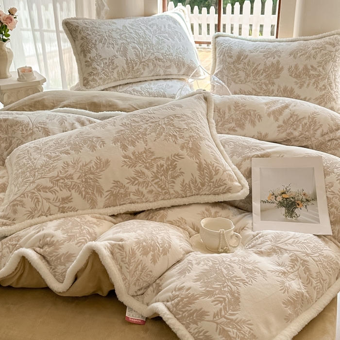 91家纺网 家纺一手货源 找家纺 亿品家纺 2025新款八斤立体雕花牛奶绒四件套 乐枝【米灰】