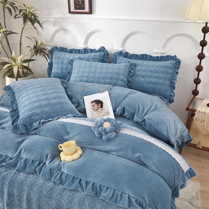 91家纺网 家纺一手货源 找家纺 苏木年华 2025新款牛奶绒床盖荷叶边四件套-花颜 花颜-活力蓝