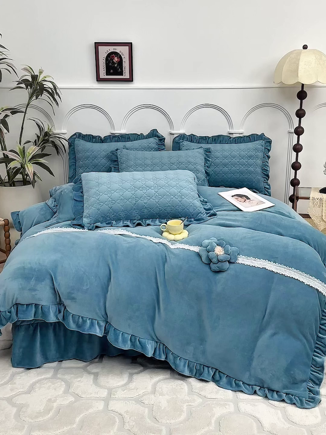 91家纺网 家纺一手货源 找家纺 苏木年华 2025新款牛奶绒床盖荷叶边四件套-花颜 花颜-活力蓝