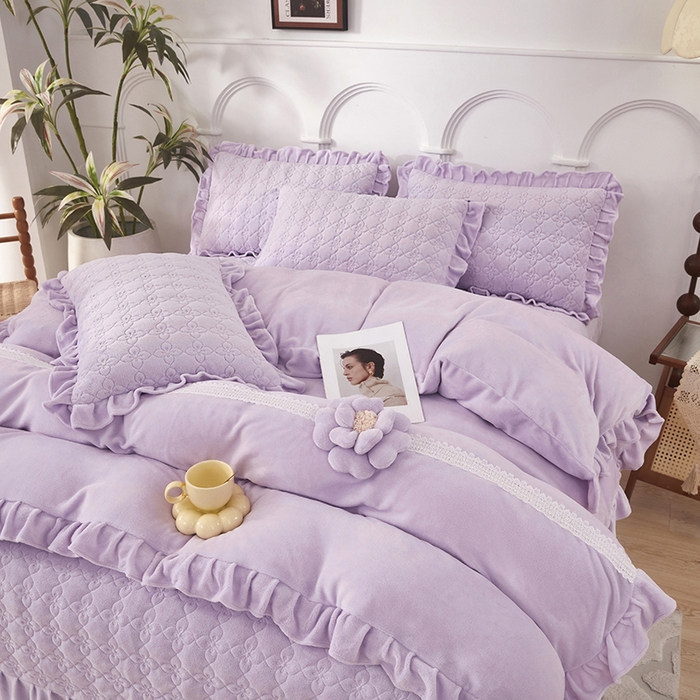 91家纺网 家纺一手货源 找家纺 苏木年华 2025新款牛奶绒床盖荷叶边四件套-花颜 花颜-魅力紫