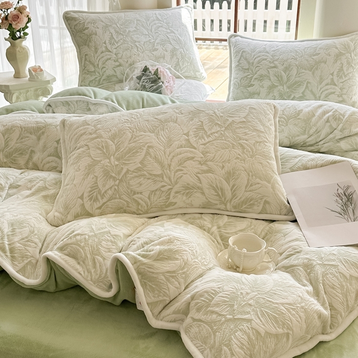 91家纺网 家纺一手货源 找家纺 亿品家纺 2025新款八斤立体雕花牛奶绒四件套 暮云春叶【绿】