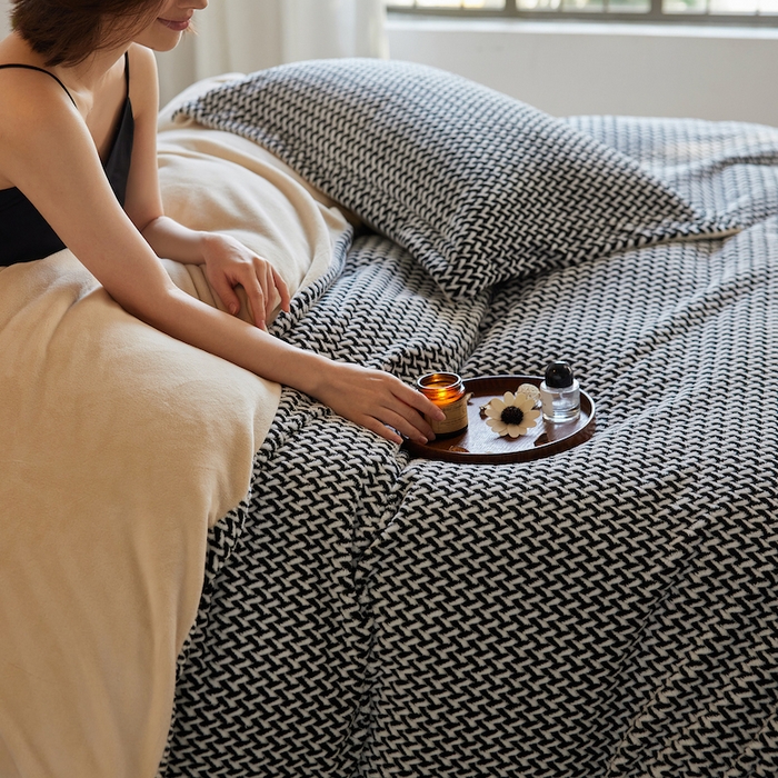 91家纺网 家纺一手货源 找家纺 （总）千朵森 2025新款加厚250克全消光提花印花牛奶绒-谧雅