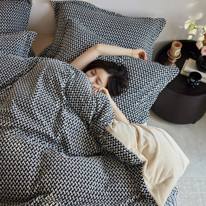 91家纺网 家纺一手货源 找家纺 （总）千朵森 2025新款加厚250克全消光提花印花牛奶绒-谧雅