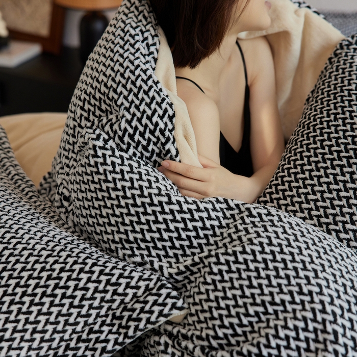 91家纺网 家纺一手货源 找家纺 （总）千朵森 2025新款加厚250克全消光提花印花牛奶绒-谧雅