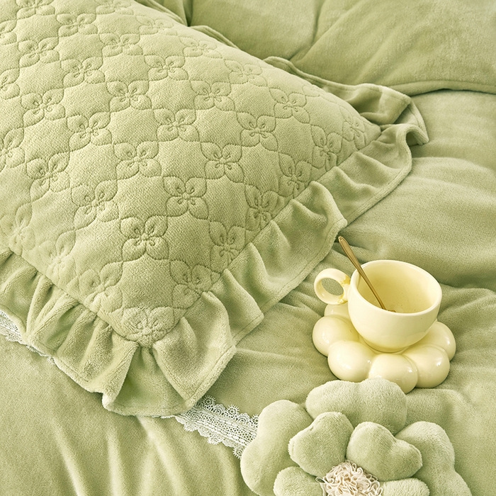91家纺网 家纺一手货源 找家纺 苏木年华 2025新款牛奶绒床盖荷叶边四件套-花颜 花颜-抹茶绿