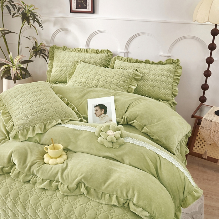 91家纺网 家纺一手货源 找家纺 苏木年华 2025新款牛奶绒床盖荷叶边四件套-花颜 花颜-抹茶绿