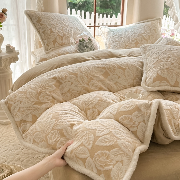 91家纺网 家纺一手货源 找家纺 亿品家纺 2025新款八斤立体雕花牛奶绒四件套 叶中花【卡其】