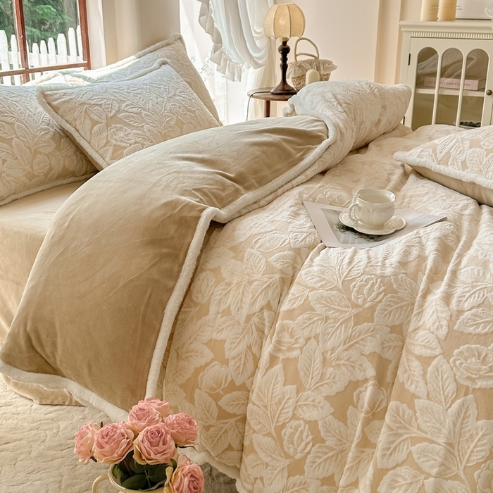 91家纺网 家纺一手货源 找家纺 亿品家纺 2025新款八斤立体雕花牛奶绒四件套 叶中花【卡其】