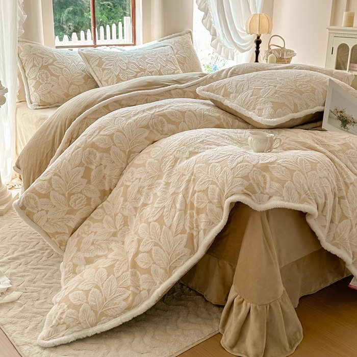 91家纺网 家纺一手货源 找家纺 亿品家纺 2025新款八斤立体雕花牛奶绒四件套 叶中花【卡其】