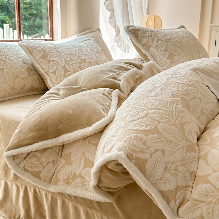 91家纺网 家纺一手货源 找家纺 亿品家纺 2025新款八斤立体雕花牛奶绒四件套 叶中花【卡其】