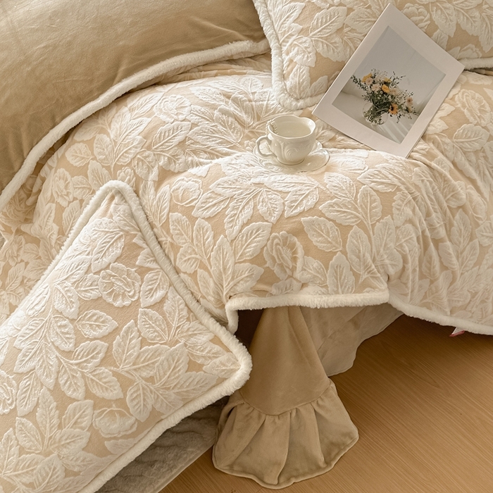 91家纺网 家纺一手货源 找家纺 亿品家纺 2025新款八斤立体雕花牛奶绒四件套 叶中花【卡其】