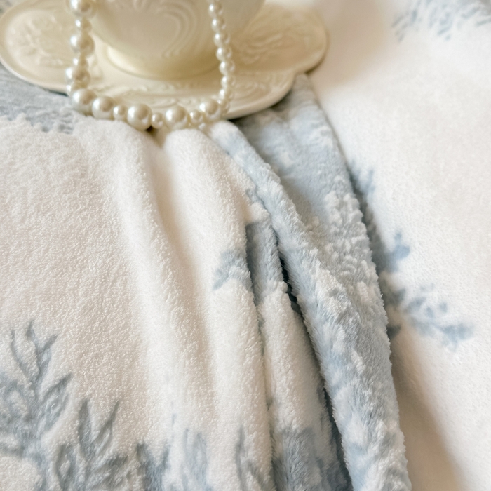 91家纺网 家纺一手货源 找家纺 亿品家纺 2025新款八斤立体雕花牛奶绒四件套 云思梦想【蓝】