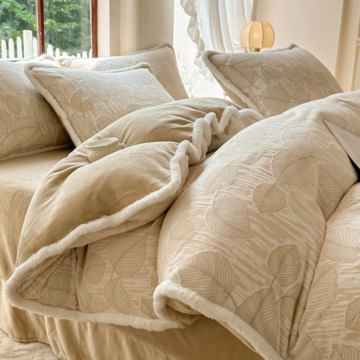 91家纺网 家纺一手货源 找家纺 亿品家纺 2025新款八斤立体雕花牛奶绒四件套 仲夏【卡其】