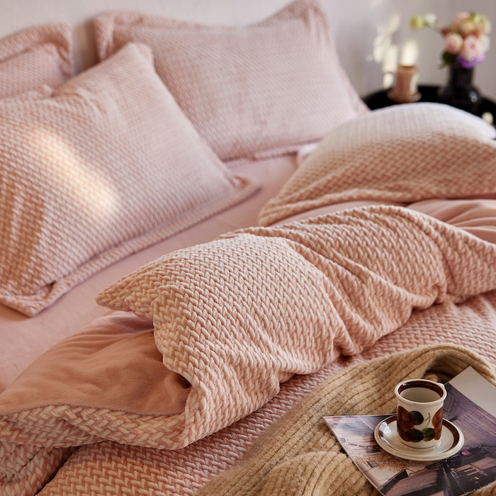 91家纺网 家纺一手货源 找家纺 千朵森 2025新款加厚250克全消光提花印花牛奶绒-谧雅 谧雅黛粉