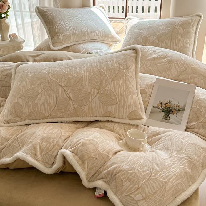 91家纺网 家纺一手货源 找家纺 亿品家纺 2025新款八斤立体雕花牛奶绒四件套 仲夏【卡其】