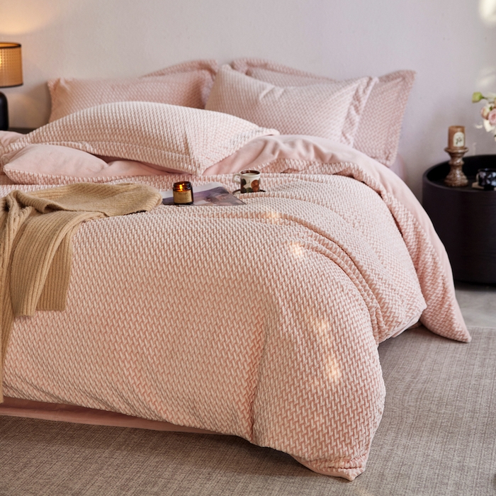 91家纺网 家纺一手货源 找家纺 千朵森 2025新款加厚250克全消光提花印花牛奶绒-谧雅 谧雅黛粉