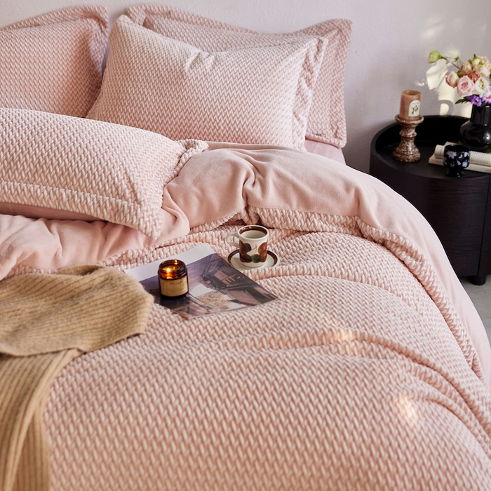 91家纺网 家纺一手货源 找家纺 千朵森 2025新款加厚250克全消光提花印花牛奶绒-谧雅 谧雅黛粉