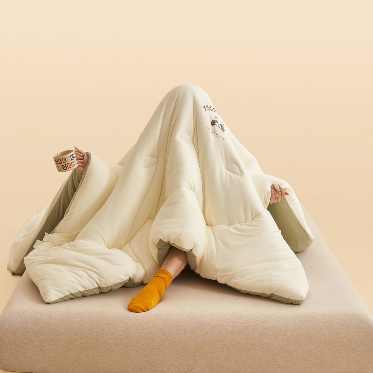 91家纺网 家纺一手货源 找家纺 子由家居 2025新款针织德绒猫猫大豆冬被被子被芯 猫猫被-奶杏