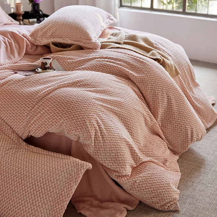 91家纺网 家纺一手货源 找家纺 千朵森 2025新款加厚250克全消光提花印花牛奶绒-谧雅 谧雅黛粉