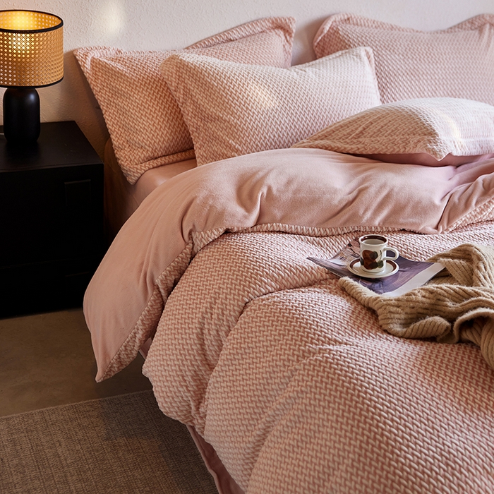 91家纺网 家纺一手货源 找家纺 千朵森 2025新款加厚250克全消光提花印花牛奶绒-谧雅 谧雅黛粉