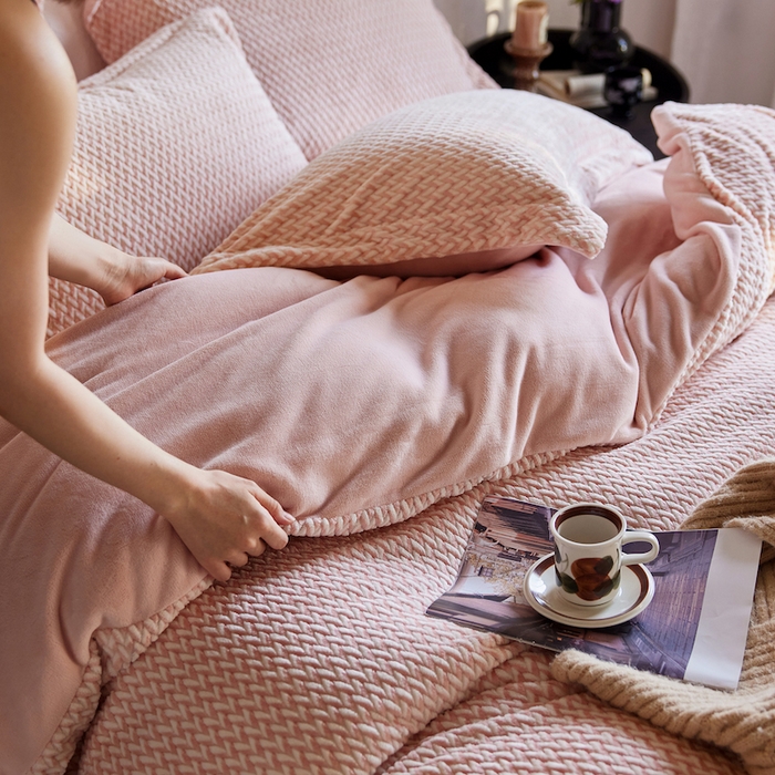 91家纺网 家纺一手货源 找家纺 千朵森 2025新款加厚250克全消光提花印花牛奶绒-谧雅 谧雅黛粉