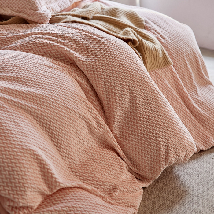 91家纺网 家纺一手货源 找家纺 千朵森 2025新款加厚250克全消光提花印花牛奶绒-谧雅 谧雅黛粉