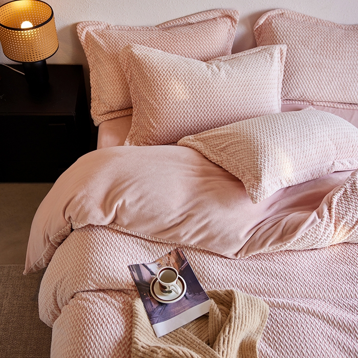 91家纺网 家纺一手货源 找家纺 千朵森 2025新款加厚250克全消光提花印花牛奶绒-谧雅 谧雅黛粉