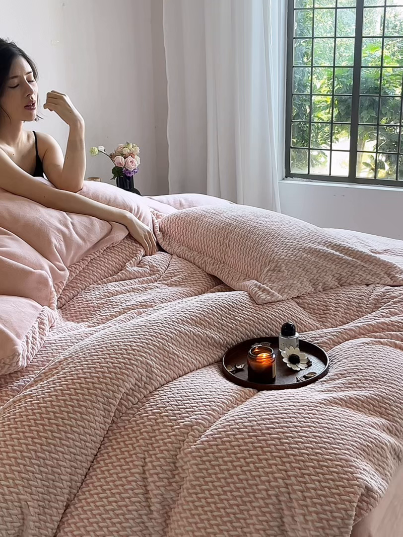 91家纺网 家纺一手货源 找家纺 千朵森 2025新款加厚250克全消光提花印花牛奶绒-谧雅 谧雅黛粉