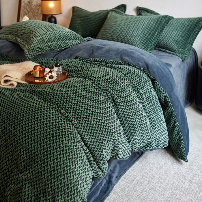 91家纺网 家纺一手货源 找家纺 千朵森 2025新款加厚250克全消光提花印花牛奶绒-谧雅 谧雅墨绿