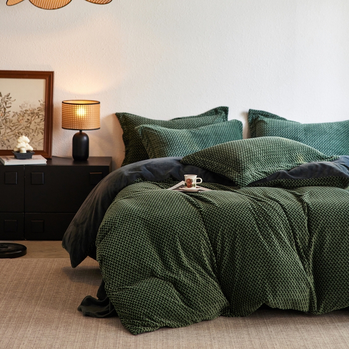 91家纺网 家纺一手货源 找家纺 千朵森 2025新款加厚250克全消光提花印花牛奶绒-谧雅 谧雅墨绿