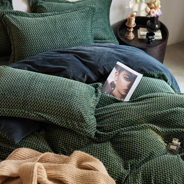 91家纺网 家纺一手货源 找家纺 千朵森 2025新款加厚250克全消光提花印花牛奶绒-谧雅 谧雅墨绿