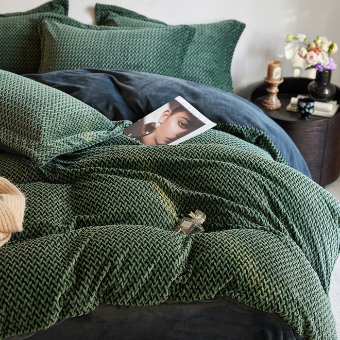 91家纺网 家纺一手货源 找家纺 千朵森 2025新款加厚250克全消光提花印花牛奶绒-谧雅 谧雅墨绿