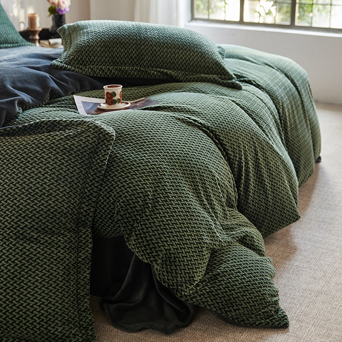 91家纺网 家纺一手货源 找家纺 千朵森 2025新款加厚250克全消光提花印花牛奶绒-谧雅 谧雅墨绿