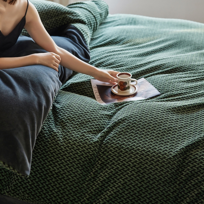 91家纺网 家纺一手货源 找家纺 千朵森 2025新款加厚250克全消光提花印花牛奶绒-谧雅 谧雅墨绿