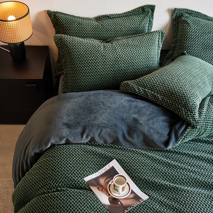 91家纺网 家纺一手货源 找家纺 千朵森 2025新款加厚250克全消光提花印花牛奶绒-谧雅 谧雅墨绿